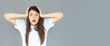© Яна Солодкая - Shocked amazed young woman with hands on head standing and shouting over gray background