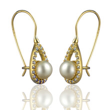 Gold Earrings With Diamonds And Pearls In White
