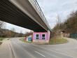 Zwei Fenster in rosa Fassade im Brückenpfeiler - Kreatives zur Wohnungsnot