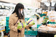 © Haru Works - 野菜売り場で買い物をする女性