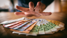 Hand Greift Nach Euro-Banknoten