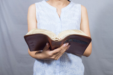 Wall Mural - girl reading the bible