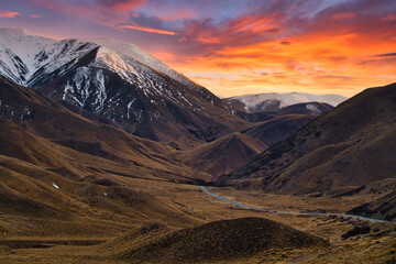 Wall Mural - Spectacular views, beautiful valley at dawn and twilight sky at Lindis Pass Summit scenic lookout is a popular attraction in the South Island of New Zealand.