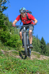 Mountainbiker auf einem kniffligen Trail unterwegs