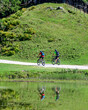 Zwei Mountainbiker genießen die herrliche Landschaft des Montafons bei einer Bike-Tour