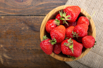 Wall Mural - Fresh strawberries in a bowl