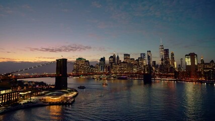 Fototapete - Panoramic view of Brooklyn bridge and Manhattan at night, New York City.