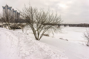 Wall Mural - Old Paton Bridge over the Dnieper River and the city of Kiev, Ukraine. Frozen cityscape in winter