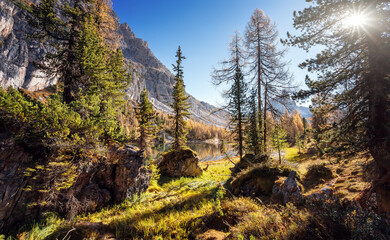 Papier Peint - Fantastic Nature landscape in Dolomites Alps. Stunning sunny morning view of Mountain valley with highland lake and  spruce trees under sunlit. Amazing Nature Scenery. Concept of ideal resting place.