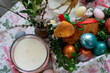 Wielkanocny baranek z baziami, perłowe jaja wielkanocne, wielkanocny koszyk, stół 