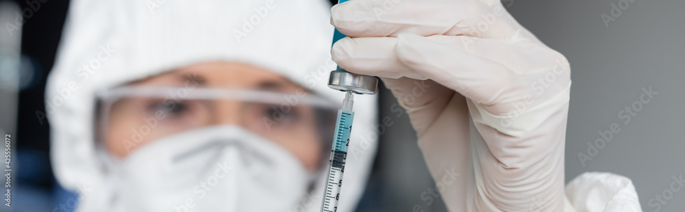 Syringe and vaccine in hands of scientist on blurred background, banner - obrazy, fototapety, plakaty 
