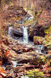 Krajobraz jesienny. Górski wodospad, drzewa i liście, Polska