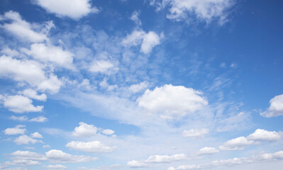 Poster - The beautiful blue sky with lots of clouds in the daytime