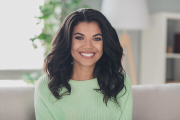 Poster - Portrait of attractive gorgeous cheerful girl sitting on couch staying in flat apartment indoor