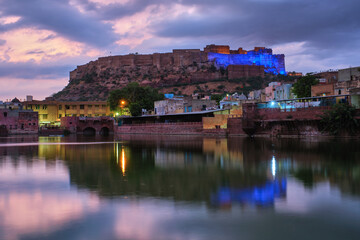 Fototapete - Mehrangarh fort in twilight. Jodhpur, India