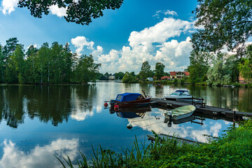 Poster - Boats at a small pier in a lake in Sweden