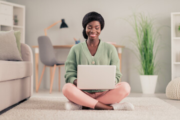 Poster - Full body photo of young african woman happy positive smile work laptop watch seminar type report sit floor indoors