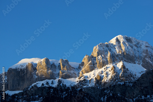 Fototapeta Pireneje  osniezone-szczyty-w-pirenejach