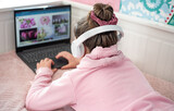 Fototapeta  - praca dziecka na komputerze w słuchawkach podczas zdalnego nauczania