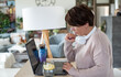 Homeoffice, praca zdalna podczas pandemi koronawirusa, kwarantanna domowa, kobieta pracuje zdalnie przez internet w domowym biurze