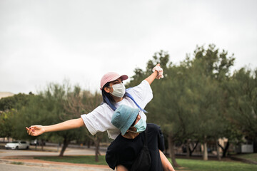 dos personas disfrutando del parque