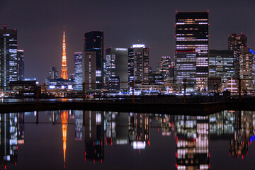 Poster - Night view of Tokyo reflected on the surface of the water