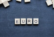 Holzbuchstaben auf Tafel, Euro