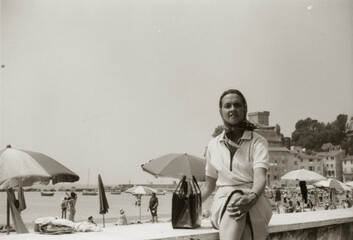 FOTO ANNI 60 CON DONNA  IN SPIAGGIA