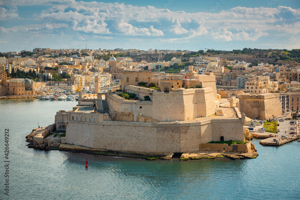 Battlement walls of the Saint Angelo Fort in Birgu, Malta - obrazy, fototapety, plakaty 