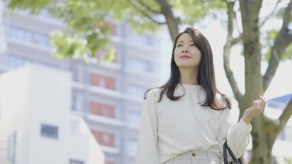 Canvas Print - 屋外にいる笑顔の女性