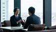 © metamorworks - オフィスで会話するビジネスマン