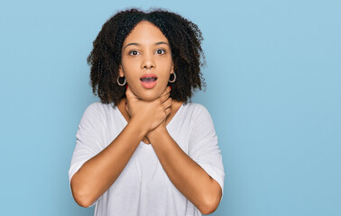 Canvas Print - Young african american girl wearing casual clothes shouting and suffocate because painful strangle. health problem. asphyxiate and suicide concept.