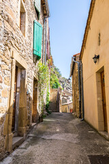  Peyre, village médiéval au dessus du Tarn, avec son église troglodytique en Aveyron.	
