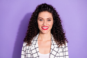 Poster - Photo portrait of smiling woman isolated on vivid purple colored background