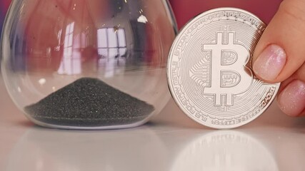 Leinwandbilder - close up details coin bitcoin and hourglass investments in digital currency concept