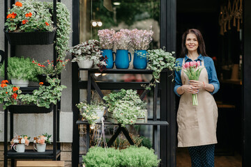 Wall Mural - Woman florist reopening shop after covid-19 pandemic, delivery service for clients