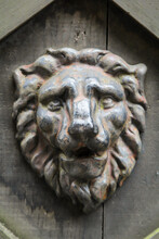 Ein Hölzerner Kopf Eines Löwen An Einer Tür Zur Verzierung.