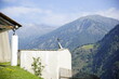 Pfarrkirche St. Katharina in Katharinaberg mit Alpenpanorama und blauem Himmel, Südtirol.