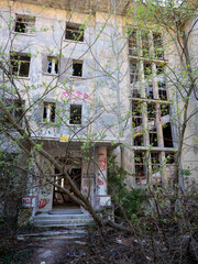 Wall Mural - Morbides Sanatorium in der Schweiz