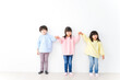 © maroke - 壁に並ぶ3人の幼稚園児