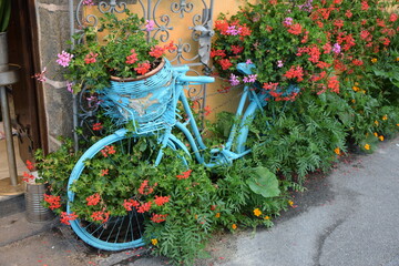 Wall Mural - Blaues Fahrrad mit Blumenschmuck