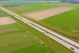 Fototapeta Na ścianę - Autostrada przebiegająca przez rozległe równiny. Widok z drona.