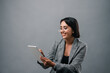 © STOCKEROcr - Horizontal de mujer profesional con una tableta en fondo gris