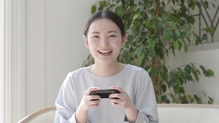 Poster - スローモーション　テレビゲームをする若い女性