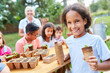 © Robert Kneschke - Kinder lernen in Gärtnerei über Pflanzen Aussaat