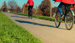 Młodzi ludzie jadą na rowerze w słoneczny dzień