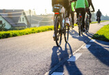Fototapeta  - Młodzi ludzie jadą na rowerze w słoneczny dzień