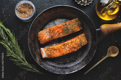 Obraz Dibond Raw salmon with spices on pan