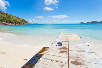 Wall Mural - Ponton sur plage paradisiaque des îles 