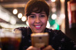 © MiguelAngelJunquera - Chica guapa mirando el smartphone y sonriendo a camara